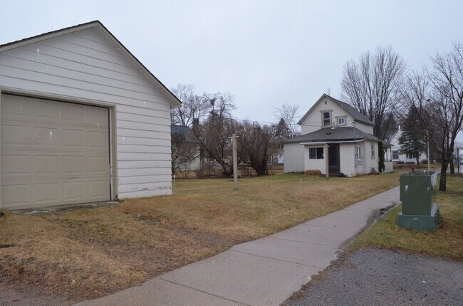 Building Photo - 3 Bedrooms, 2 Bathrooms Single Family Home in Brainerd, MN w/1 car garage