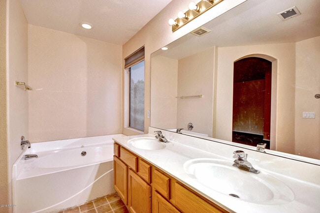 Building Photo - 886 W Bruce Ave