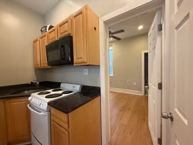 Building Photo - 1828 W Diamond St