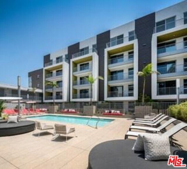 Building Photo - 7141 Santa Monica Blvd