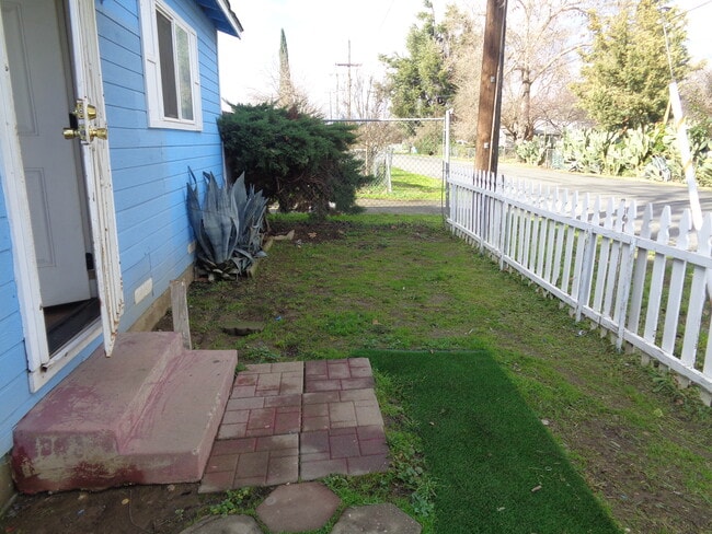 Building Photo - 5520 Cottonwood Ave