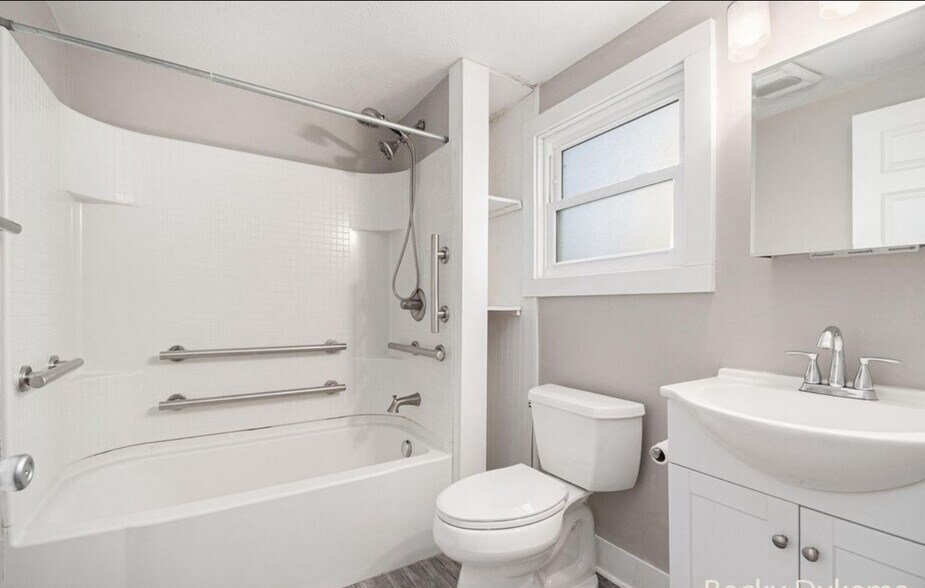 Building Photo - 778 Eleanor St NE