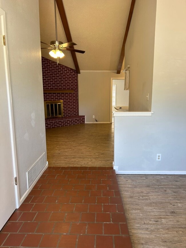 Building Photo - Warm and Charming 3-Bedroom Coming Soon!