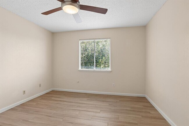 Building Photo - 15301 Ecorio Dr