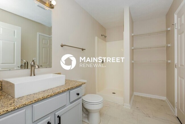 Building Photo - 5 Bedroom Pet-Friendly Home in Knoxville, TN with Main Street Renewal