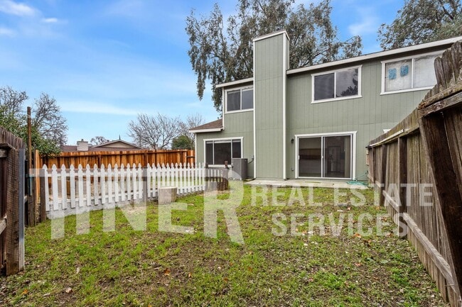 Building Photo - 6355 Villa Dr