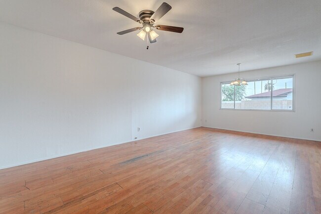 Building Photo - 2543 E Huntington Dr