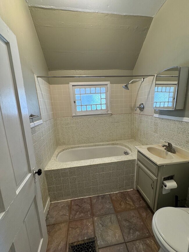 Building Photo - Charming 2 Bed 1.5 Bath in West Wash Park!