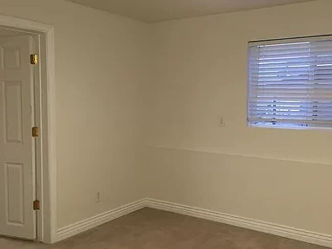 Building Photo - 2 Bedroom Walk out Basement Apartment