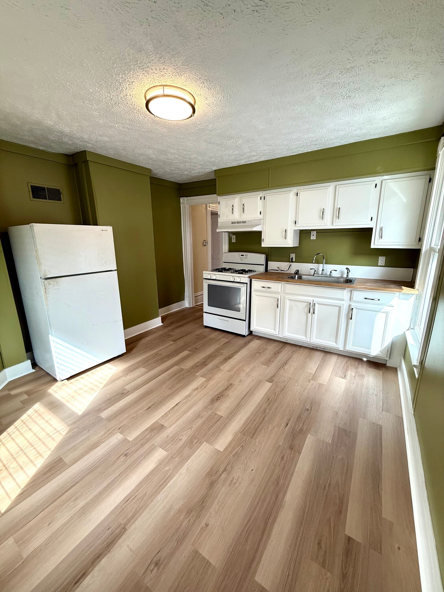 Eat in kitchen - 1054 Vance Ave