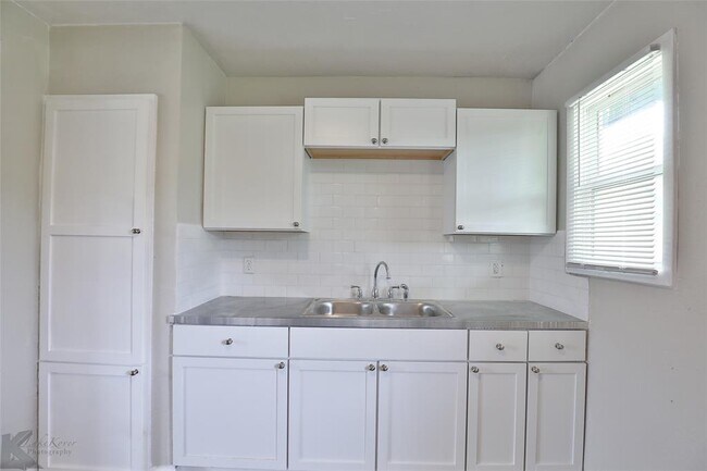 Building Photo - 1202 S San Jose Dr