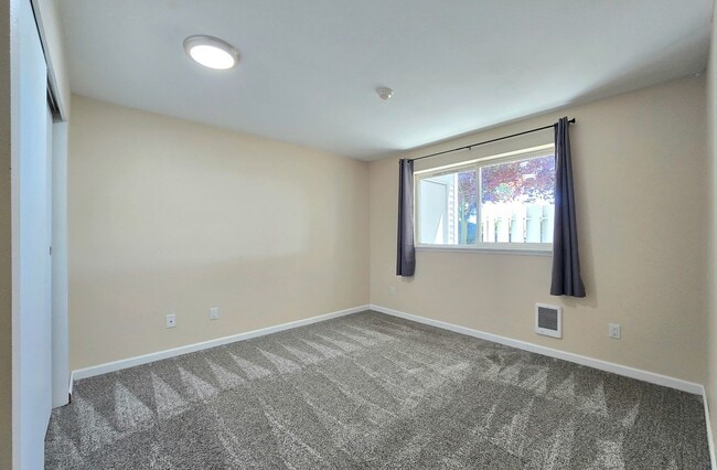 Building Photo - 2 Bedroom Condo In Lynnwood Available Now
