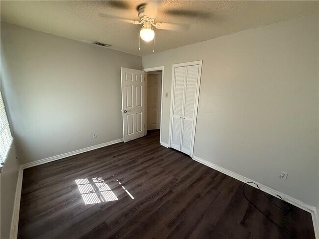 Building Photo - 1308 Charmaine Cir