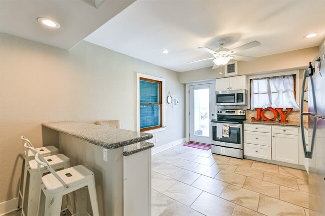 Building Photo - 818 11th St