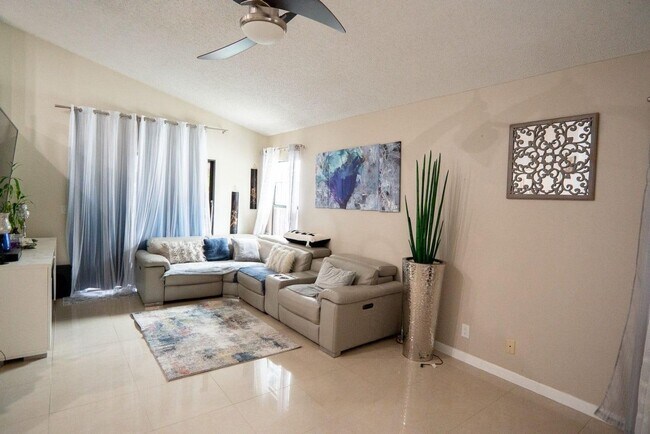 Building Photo - 156 Colly Way