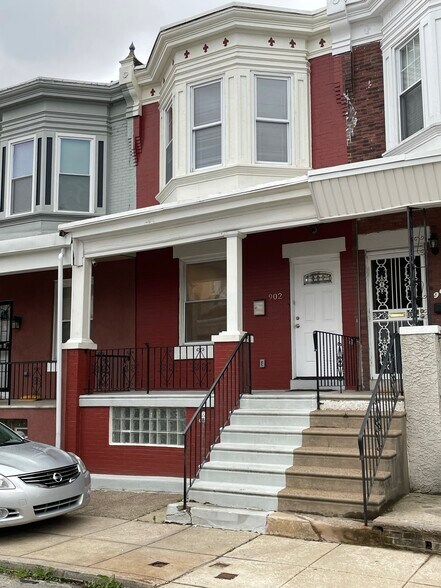 Building Photo - 902 S Yewdall St