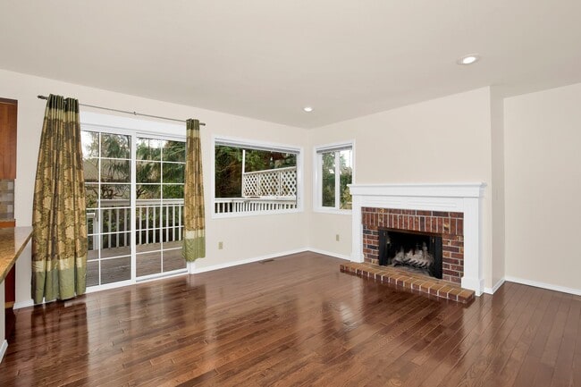 Building Photo - Light Filled 4 Bedroom 2.5 Bath Home in Sammamish