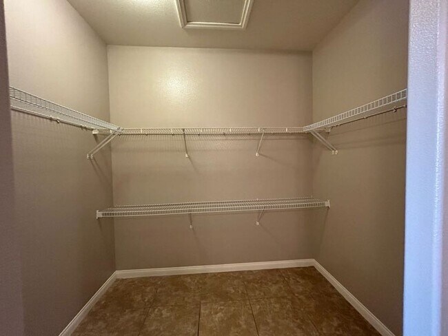 Building Photo - A Beautiful Town Home around the Spring Va...