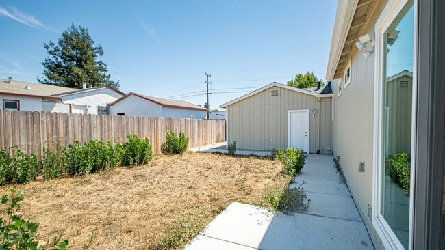 Building Photo - For Rent: Beautifully Updated 3-Bedroom Ho...