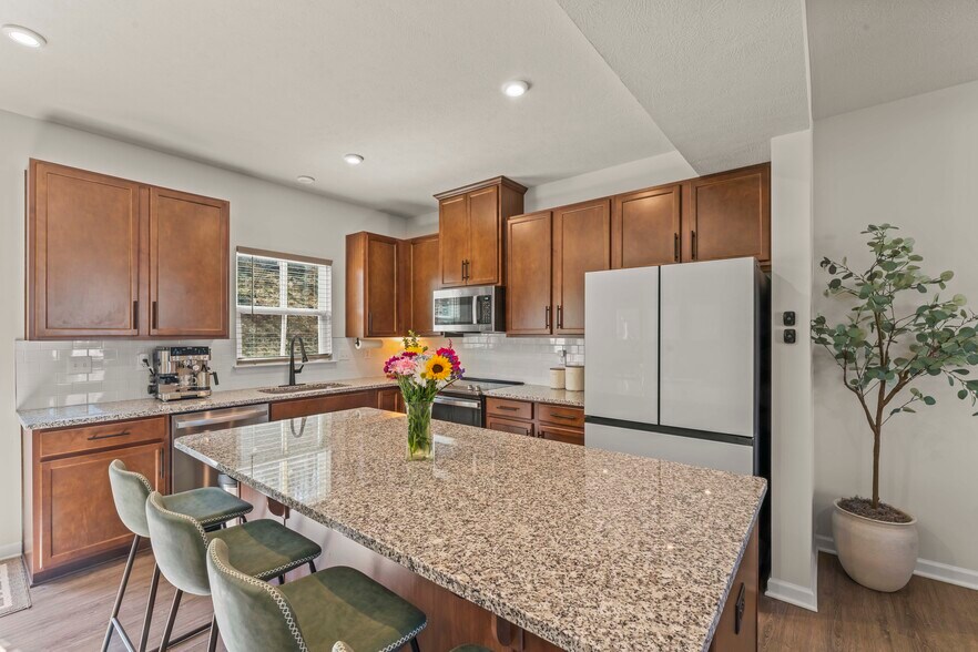 Building Photo - 484 Greenwood Dr
