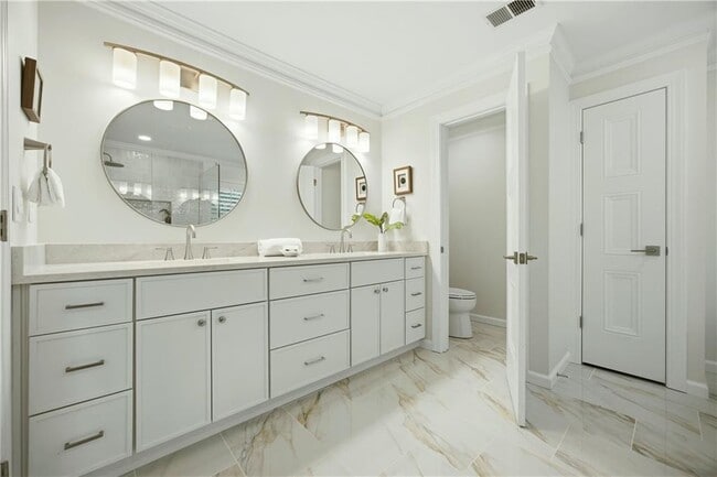 Building Photo - 1390 Tennis Ct Pl