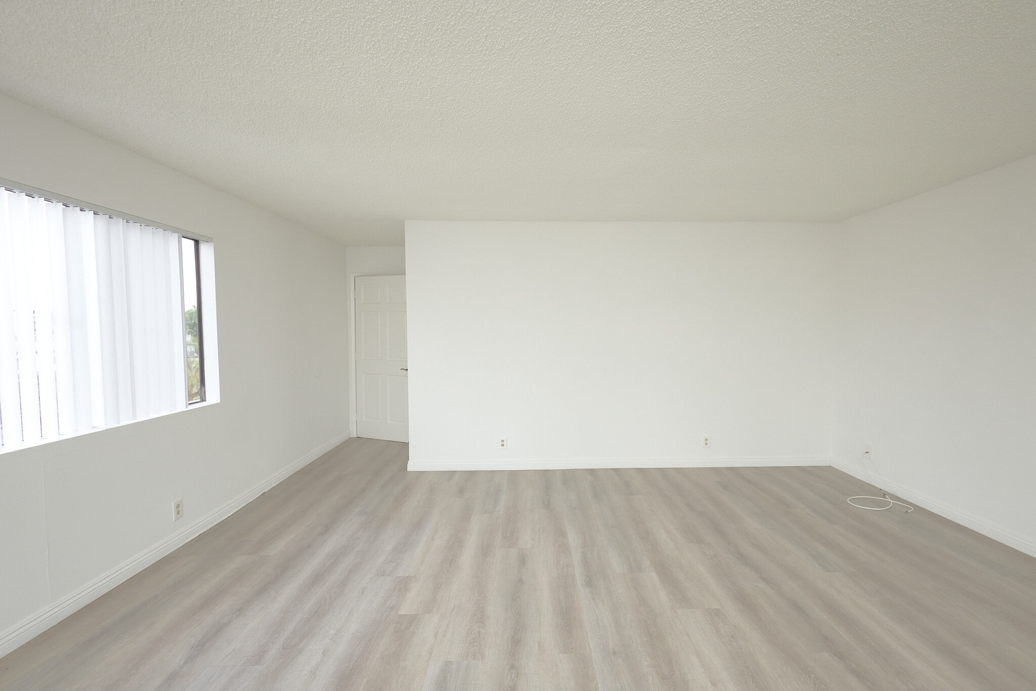 Building Photo - 1406 N Serrano Ave