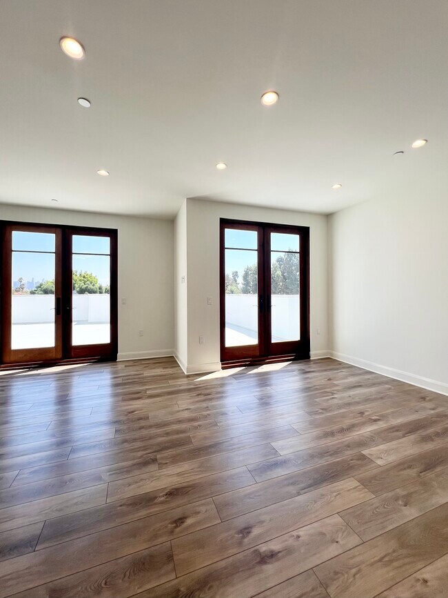 Building Photo - 859 S Lucerne Blvd