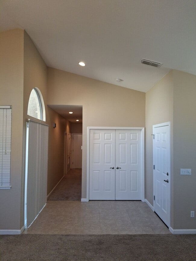 Building Photo - Central Roseville - Single Story 3 bedroom...