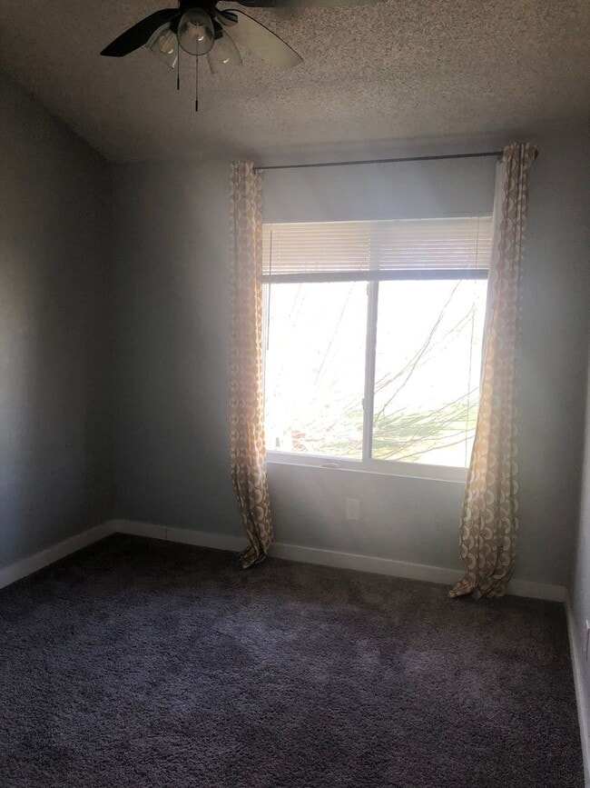 Building Photo - 3 bedroom 2 bathroom Condo in Helendale!