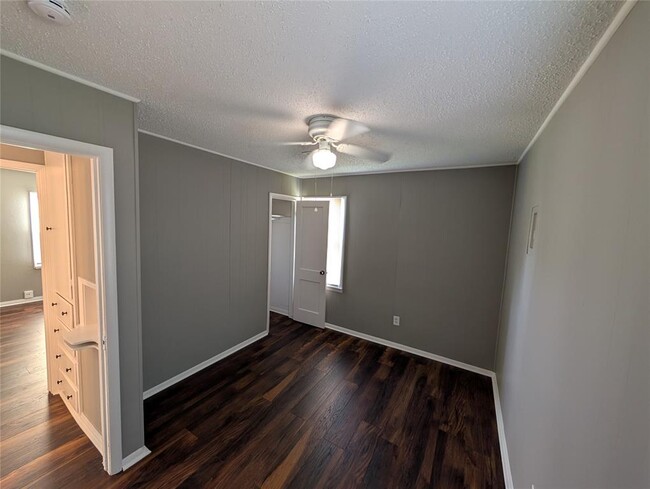 Building Photo - 1701 Sandra Dr