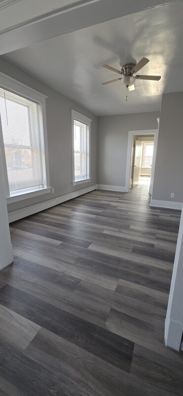 Building Photo - 822 E River Dr