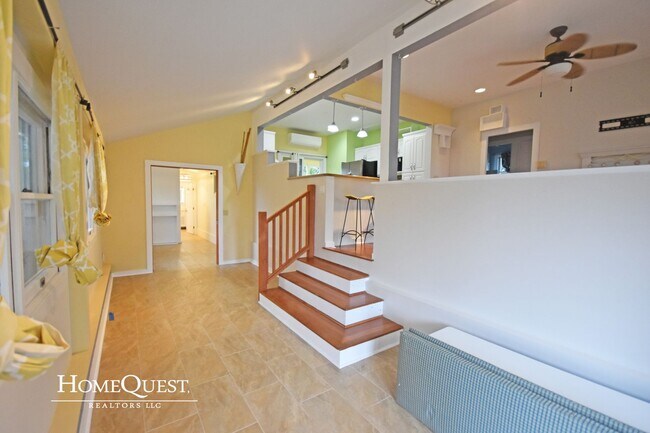 Building Photo - Live in Kailua Town!  Pet Friendly 3/2 wit...