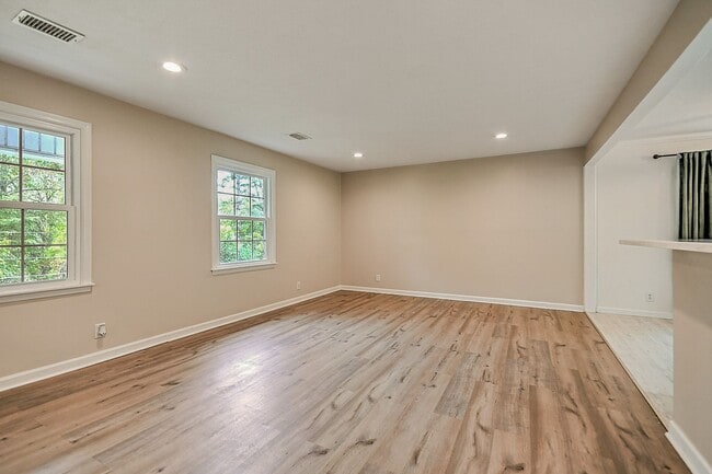 Building Photo - Beautiful split foyer home in Colonial Hei...