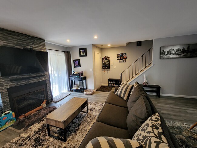Building Photo - 112 River Renaissance