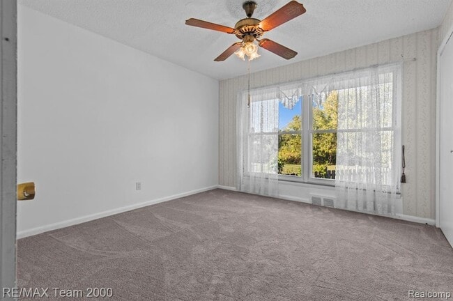 Building Photo - 25152 Fairway Dr