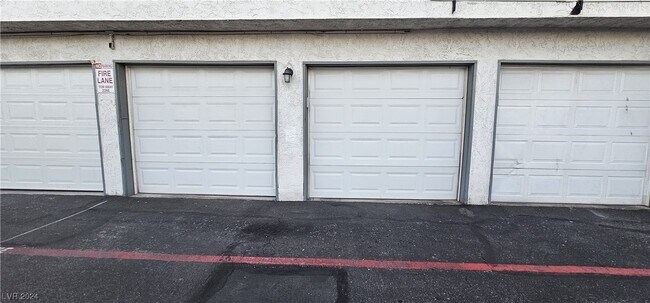Building Photo - 900 Willow Tree Dr