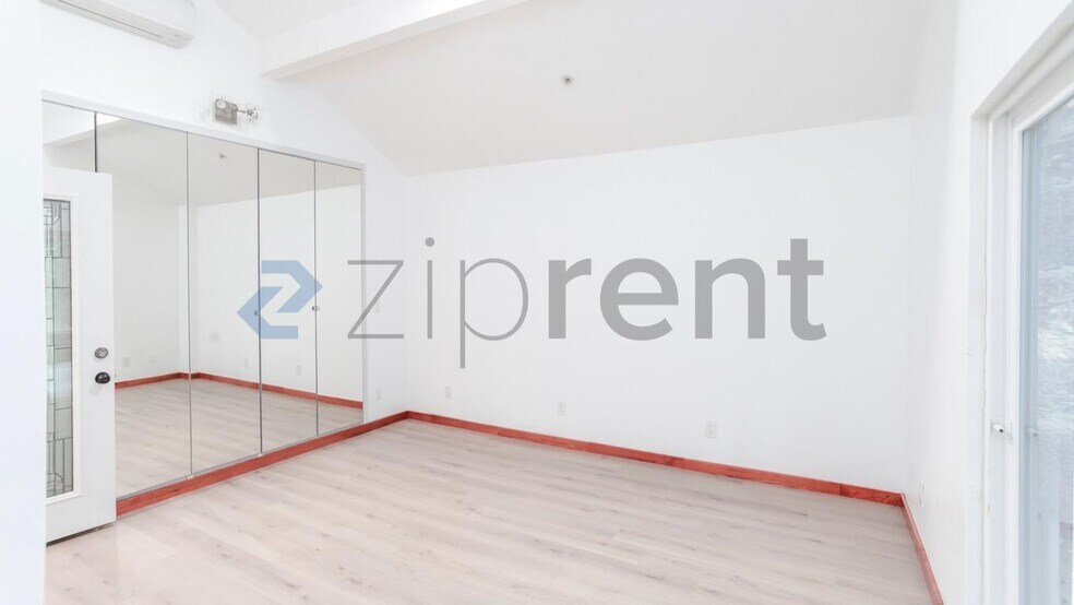 Building Photo - Unit single home