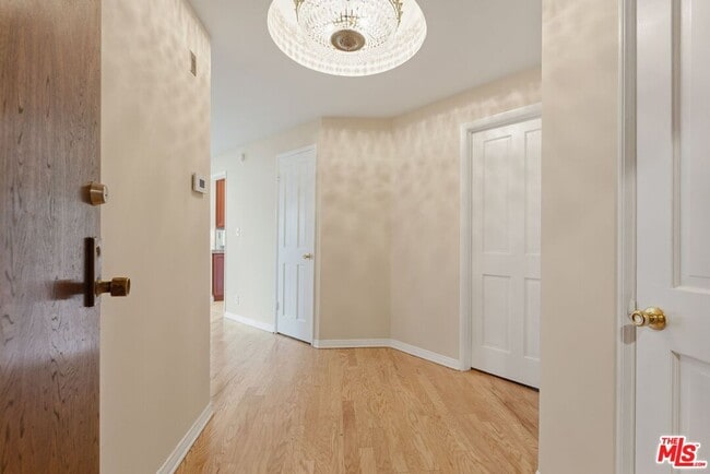 Building Photo - 1315 S Roxbury Dr