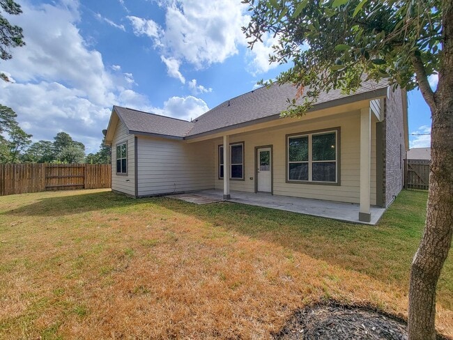 Building Photo - Very functional floor plan, has game room/home office, covered back patio on a big lot. Primary o...