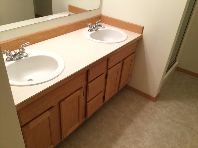 Building Photo - 2100 Square Foot  4 Bed Room Home Fenced Y...