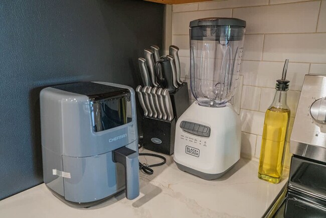 Building Photo - 1275 E University Dr