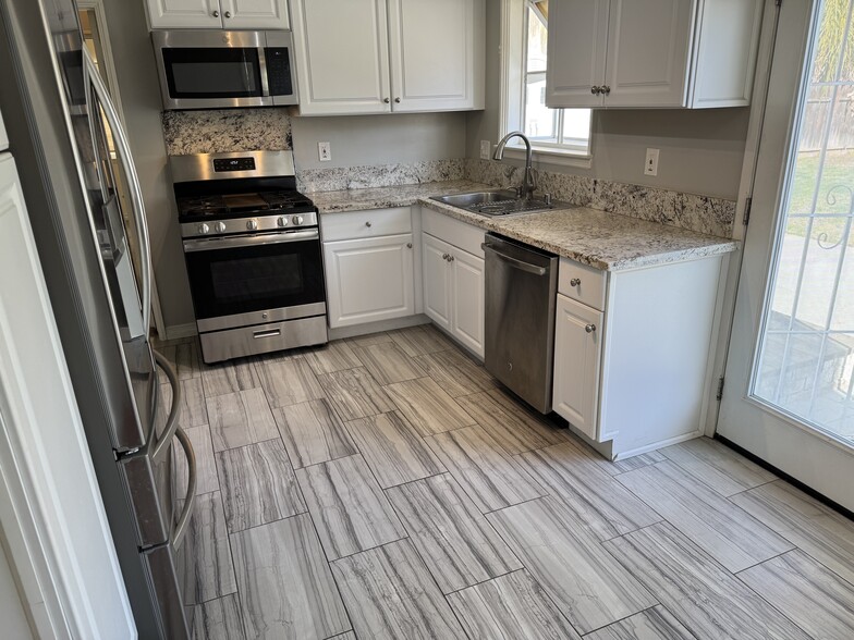 Italian granite and custom flooring in kitchen - 4950 Chimineas Ave