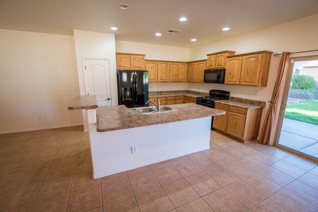 Building Photo - Charming 4 Bedroom, 3 Bath Home, with 2 Ca...