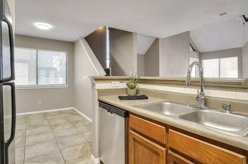 Building Photo - 2300 Balsam Dr