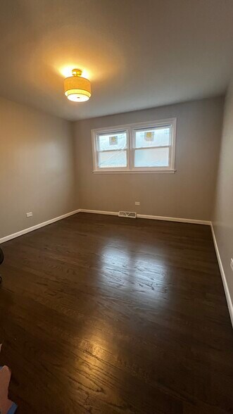 Building Photo - 552 Manistee Ave