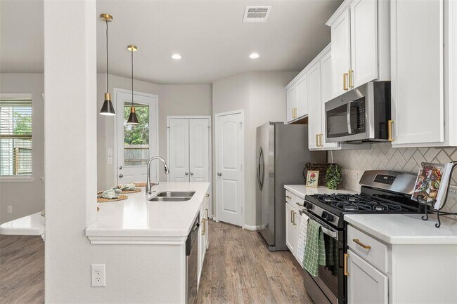 Building Photo - 7325 Hinsdale Dr
