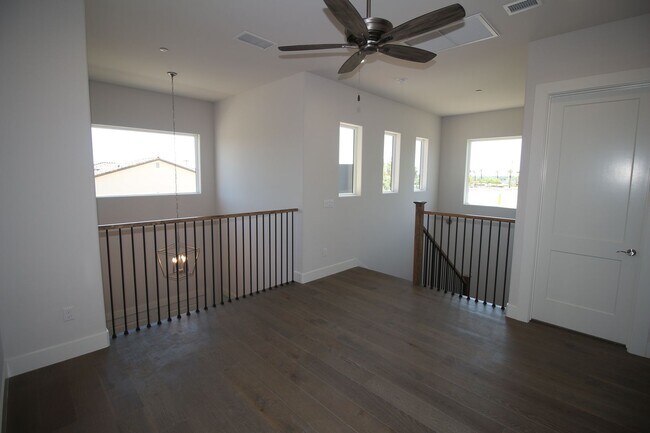 Building Photo - 2104 E Las Palmas Dr