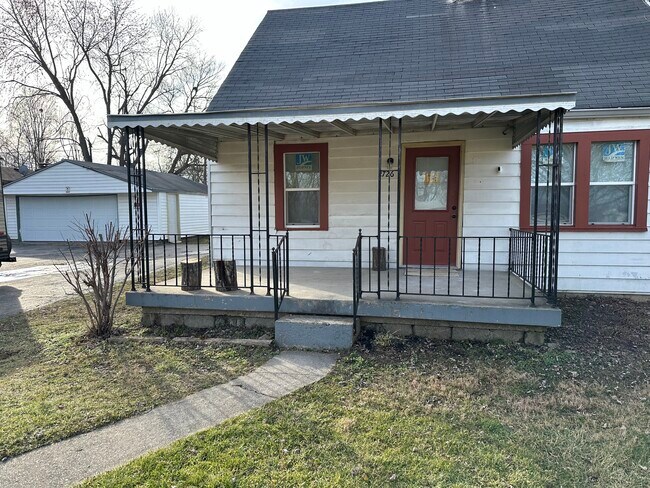 Primary Photo - 2726 S Lyons Ave