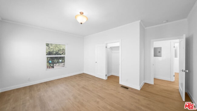 Building Photo - 850 Serrano Pl