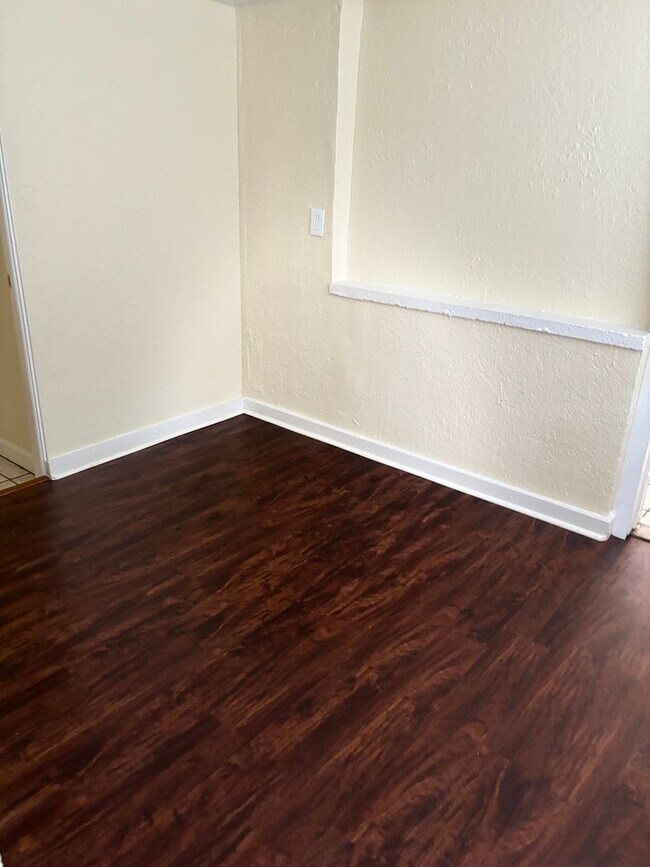 Building Photo - Move in special - 4 Bedroom 2 Bath w Fence...